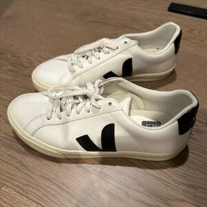 White Veja Sneakers women’s size 8/EU 39